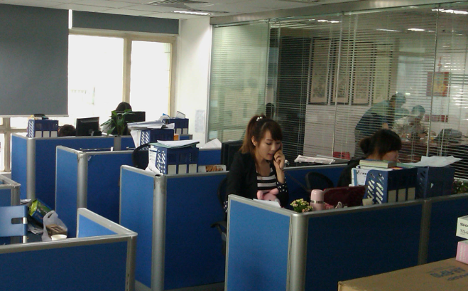 企业商务礼品定制方案设计与选品要点解析——以瞳吟贸易为例